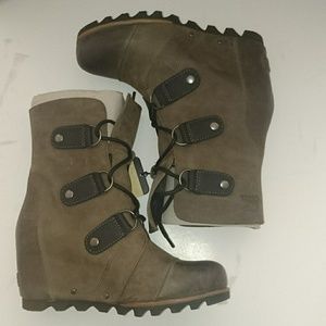 NIB Sorel Joan of Arctic Wedge Boot 7 nori